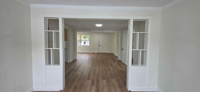 Building Photo - Beautifully Renovated 2BR + Bonus Room Home in Central Oak Park – Prime St. Petersburg Location