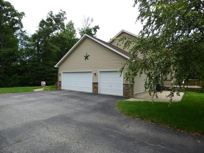 Building Photo - Newly Renovated Chesapeake Club Home