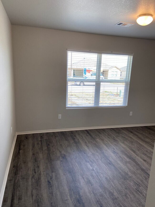 Building Photo - | Four Bedroom | Two Bath Home in Bridlewood