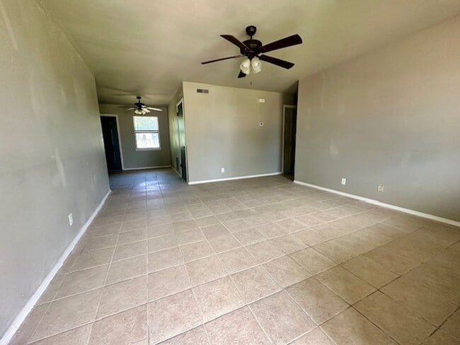 Building Photo - 3 Bedroom and 1.5 Bathroom Home in Tecumseh