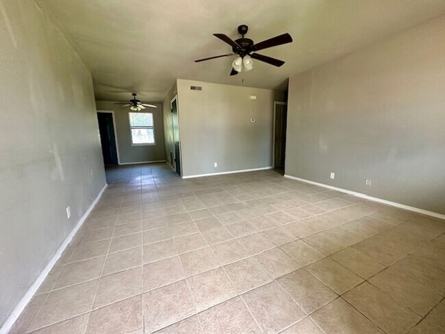 Foto del edificio - 3 Bedroom and 1.5 Bathroom Home in Tecumseh