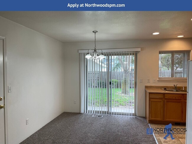 Building Photo - Beautiful 2 Bedroom 2.5 Bathroom Townhouse...