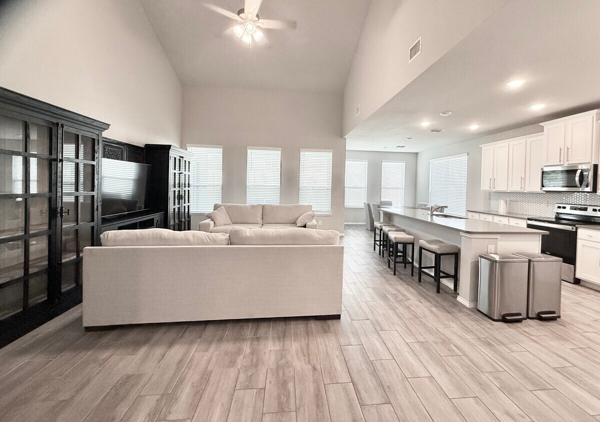 Foto principal - 5945 Hopkins Dr