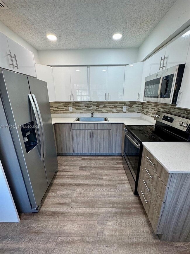 Building Photo - 100 SW 9th St