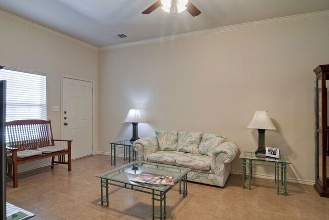 Building Photo - Awesome 3 Bed 3 Bathroom Duplex in Aggie A...