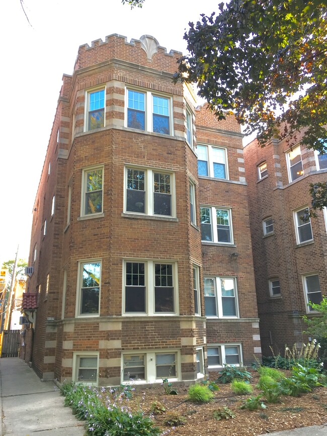 Building Photo - 2027 W Berwyn Ave