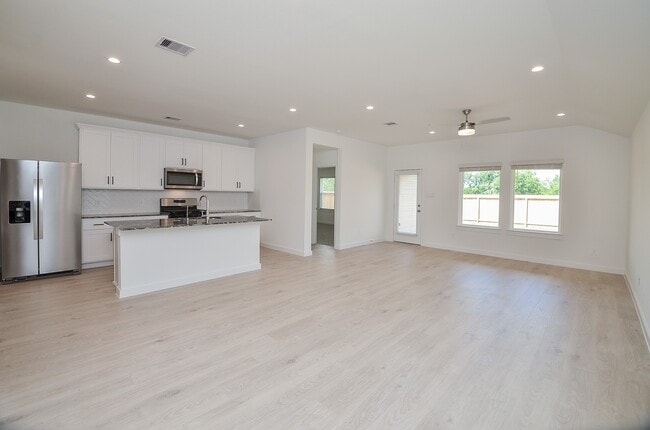 Building Photo - 7831 Sanremo Dr