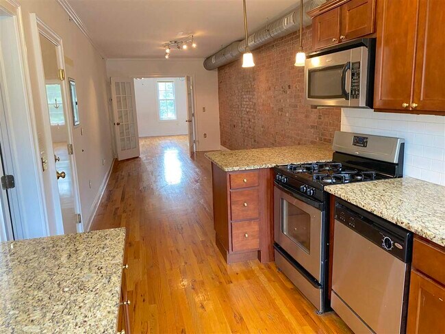 Building Photo - 206 6th St