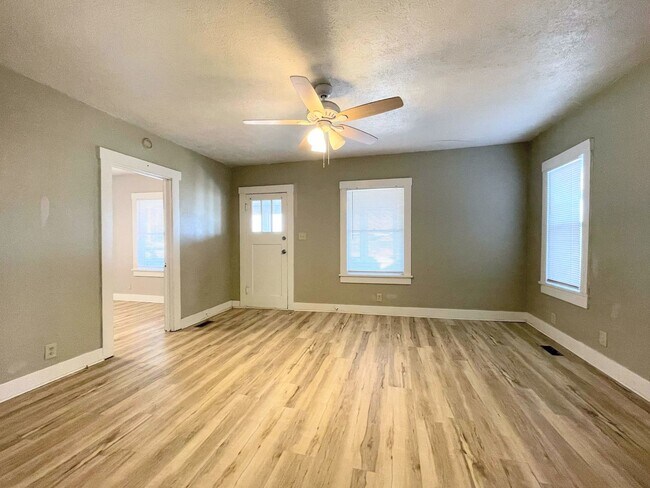 Building Photo - 2 Bedroom 1 Bathroom Bungalow