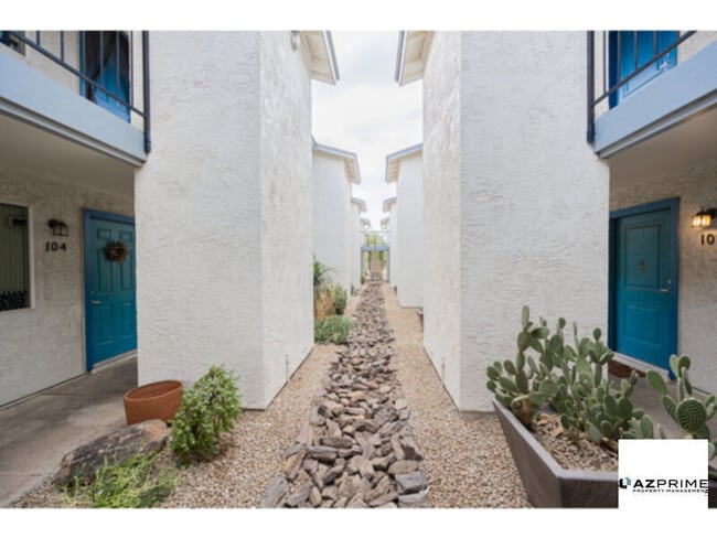 Building Photo - FREE FIRST MONTH'S RENT MOVE IN SPECIAL! Charming 1/1 Apartment in a Prime Phoenix Location - Lower-