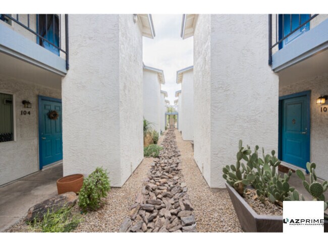Foto del edificio - FREE FIRST MONTH'S RENT MOVE IN SPECIAL! Charming 1/1 Apartment in a Prime Phoenix Location - Lower-