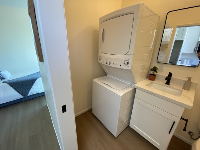 Building Photo - 3042-3044 J St