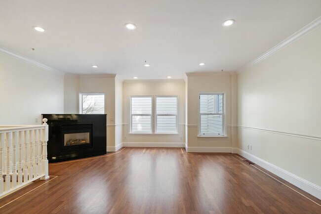 Building Photo - 3043 22nd St