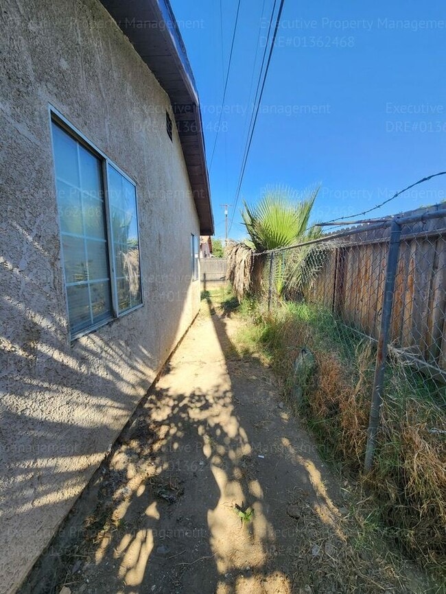 Building Photo - 2 bedroom 1 bath back house