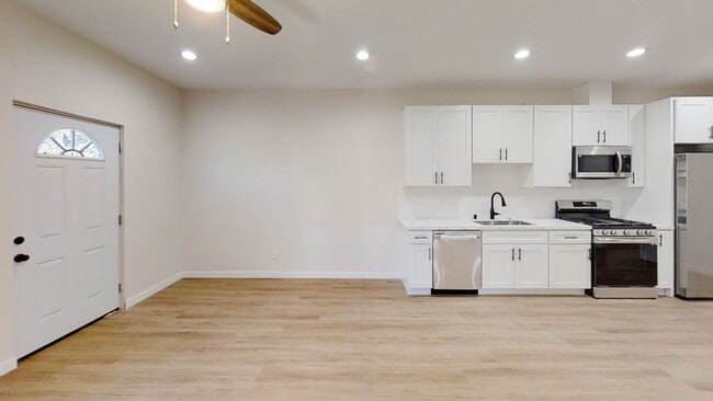 Foto del edificio - Cozy 4BD/2BA House on Gary with Beautiful Yard