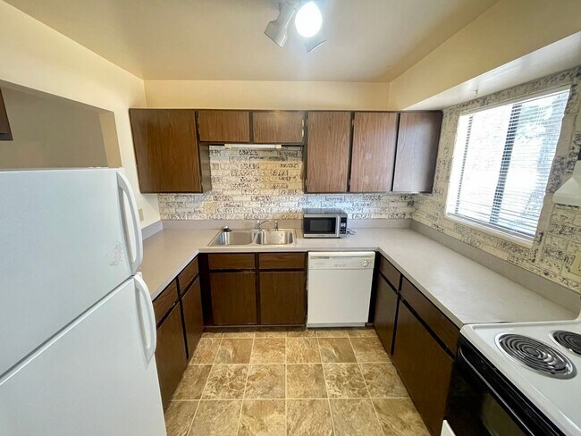 Foto del edificio - Beautiful Two-story, 3 Bed, 1.5 Bath Condo 1/2 Mile from CSU!