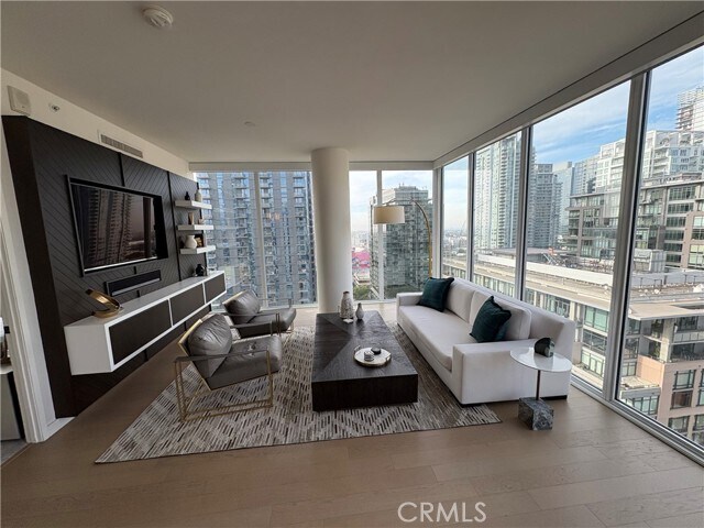 Foto principal - 1050 S Grand Ave