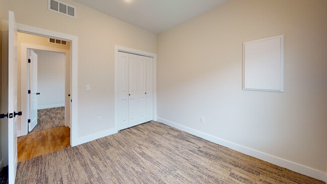 Foto del edificio - 413 W May St