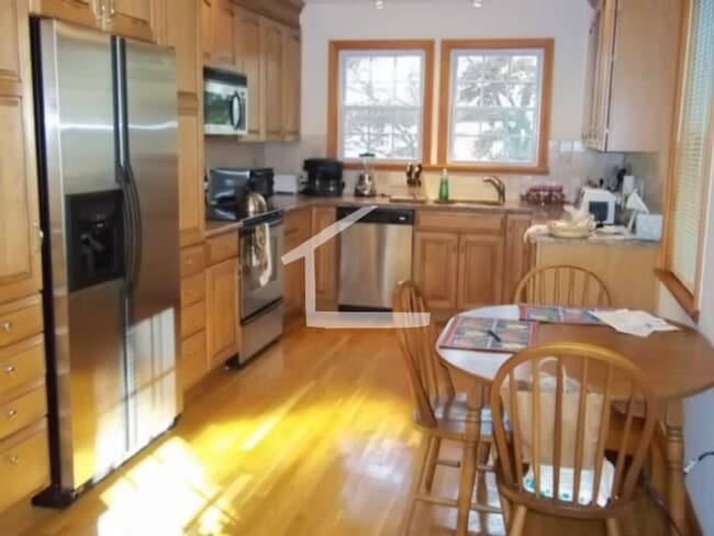 Foto del edificio - Single-Family House, Garage Parking, Central Heat/AC, In-Unit Washer and Dryer