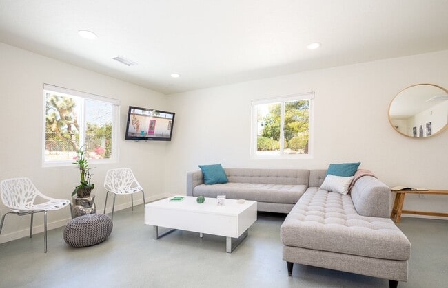 Building Photo - 2 Bedroom 1 Bath Home in Joshua Tree - Ful...