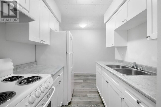 Building Photo - 591 Wellington Ave