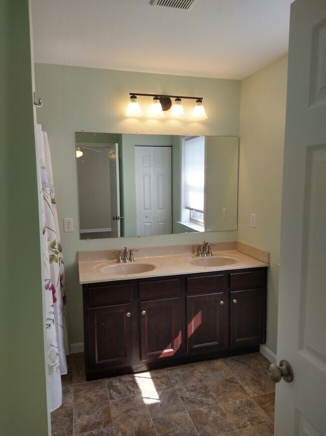 Building Photo - MOVE IN READY - 3 Bed 2.5 Bath Carlisle PA