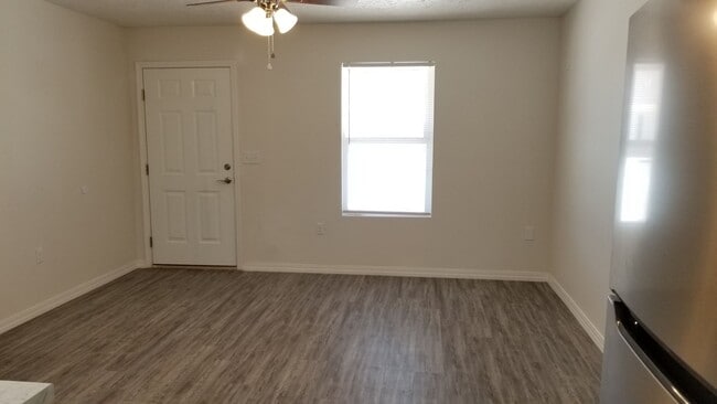 Foto del edificio - NEW LUXURY ONE BEDROOM APARTMENT UNFURNISHED