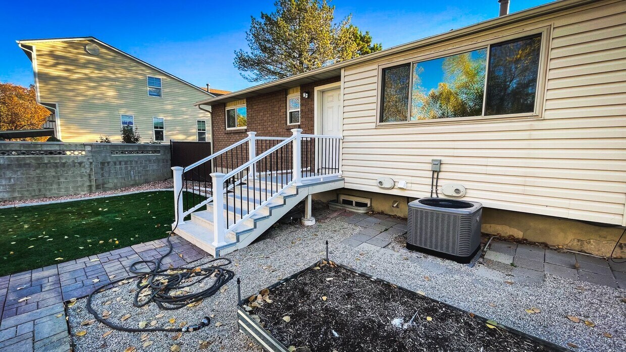 Primary Photo - Beautiful 3 bedroom basement apartment!