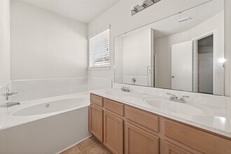 Building Photo - 5719 Clerkenwell Dr