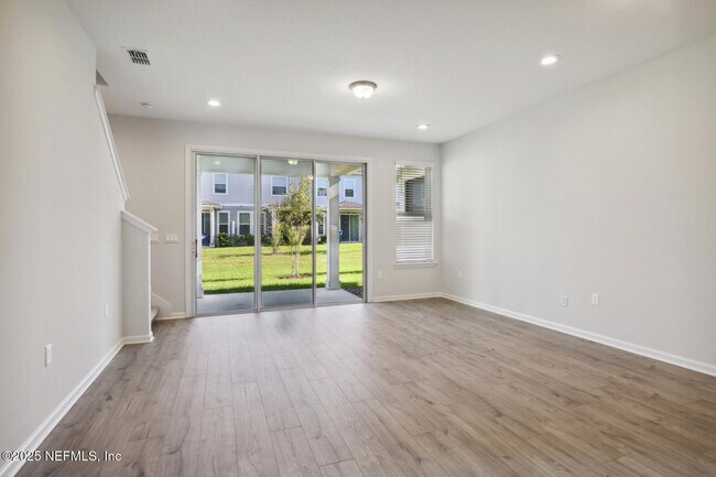 Foto del edificio - 95 Pinebury Ln