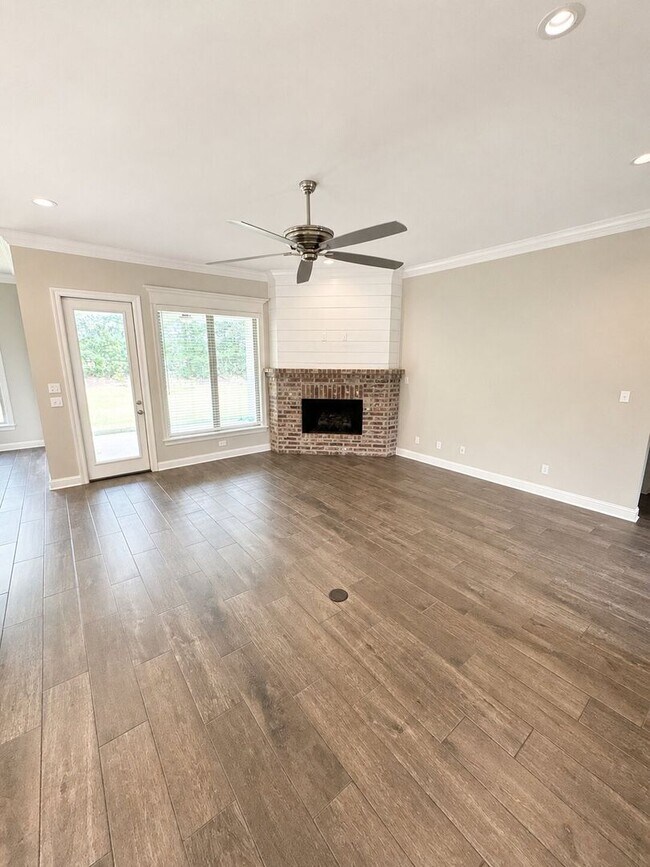 Foto del edificio - Forest Hills Subdivision!