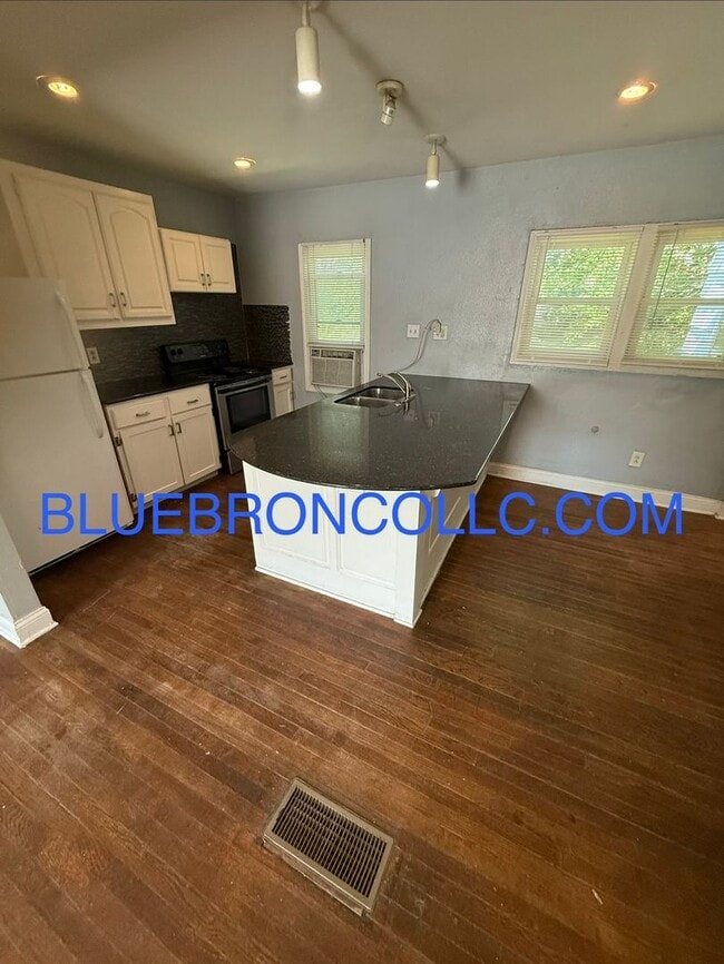 Building Photo - 124 S Forest Ave