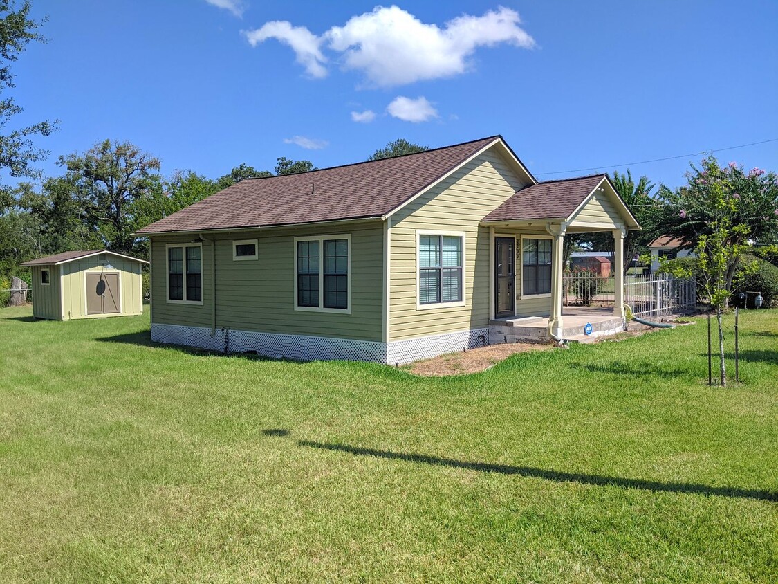 Primary Photo - 2 Bed 1 Bath home only minutes away from d...