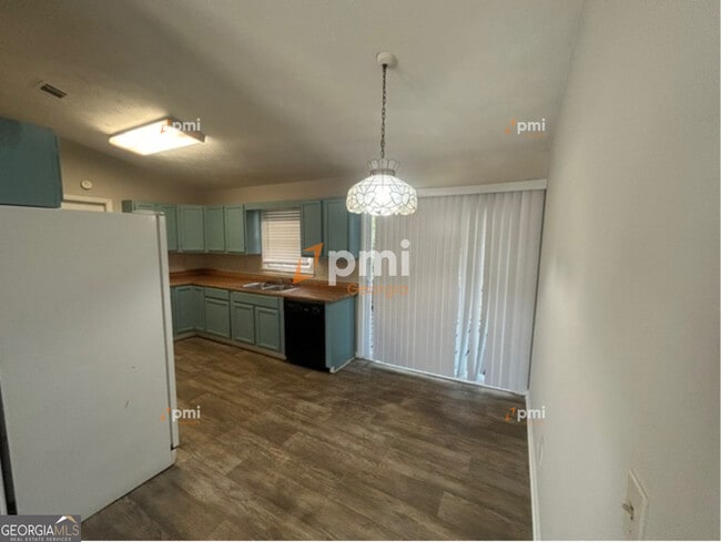 Foto del edificio - 667 Rae Dr SW