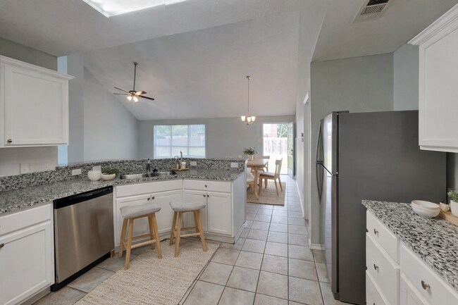 Foto del edificio - Beautiful 4BR Home in Denton with Fireplace, Fenced Yard & Garage