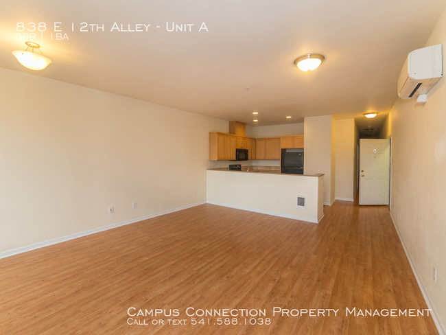 Building Photo - 838 E 12th Aly