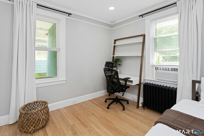 Foto del edificio - 137 Rock Spring Rd