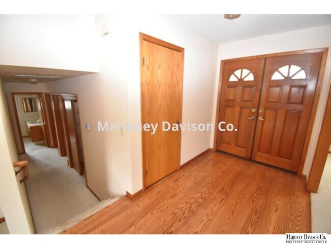 Building Photo - 3 bdrm/2 bath single story, 1688 sf, near ...