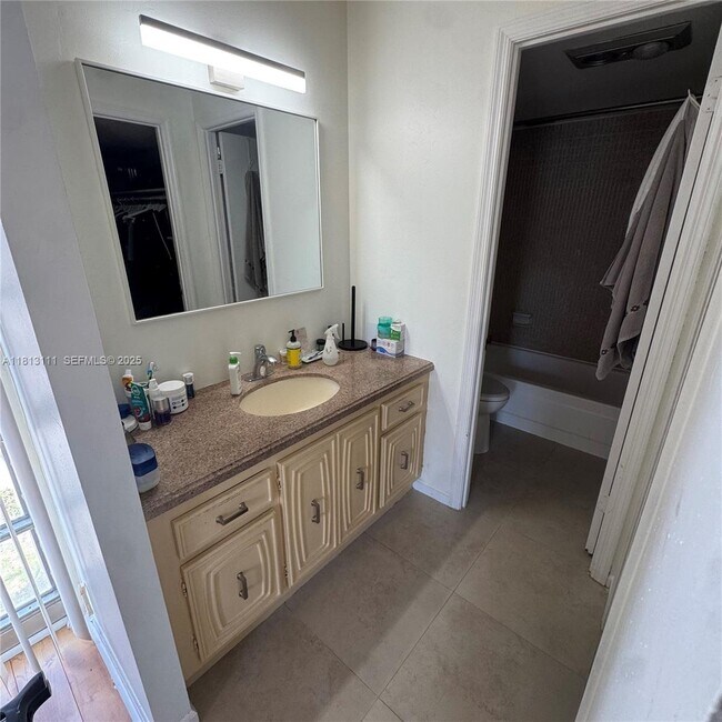 Foto del edificio - 7011 Environ Blvd