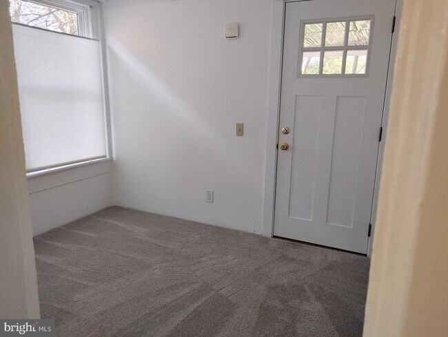 Building Photo - 7218 Maple Ave