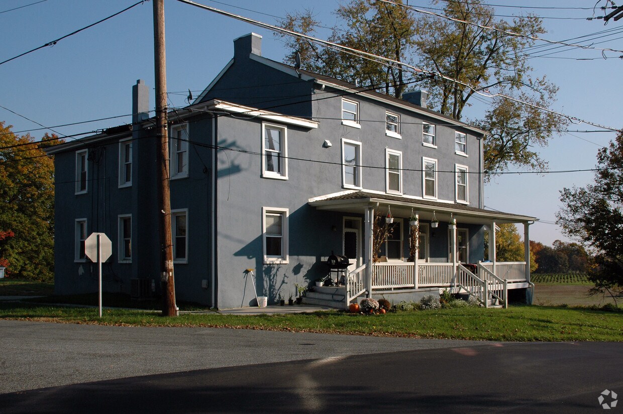 Foto principal - 716-724 Strickersville Rd