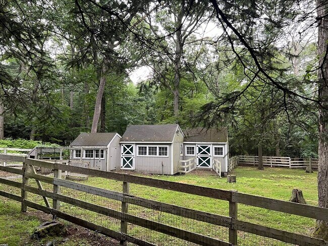 Foto del edificio - 190 Dudley Rd