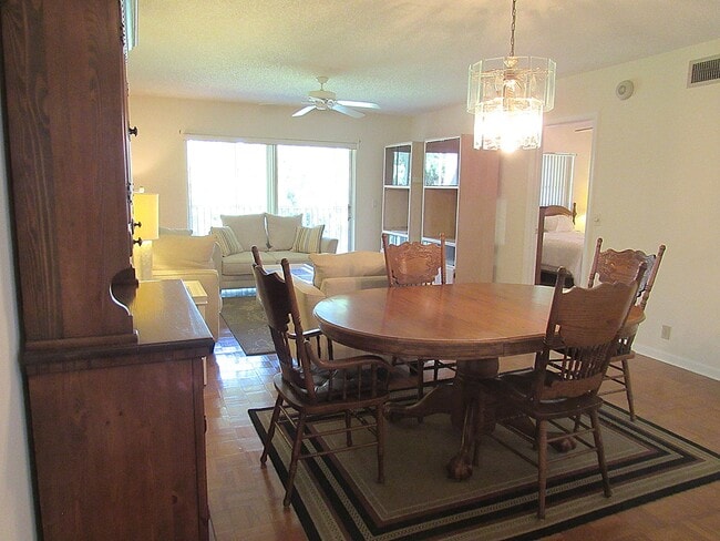 Building Photo - 120 Lake Meryl Dr