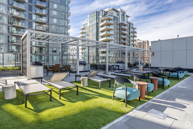 Outdoor Cabana Greenspace - Two Park Central