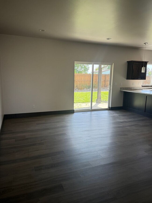 Foto del edificio - 3 Bed 2.5 Bath with double attached garage...