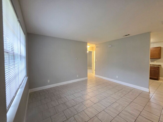 Building Photo - Updated 2BR/1BA home with indoor laundry a...