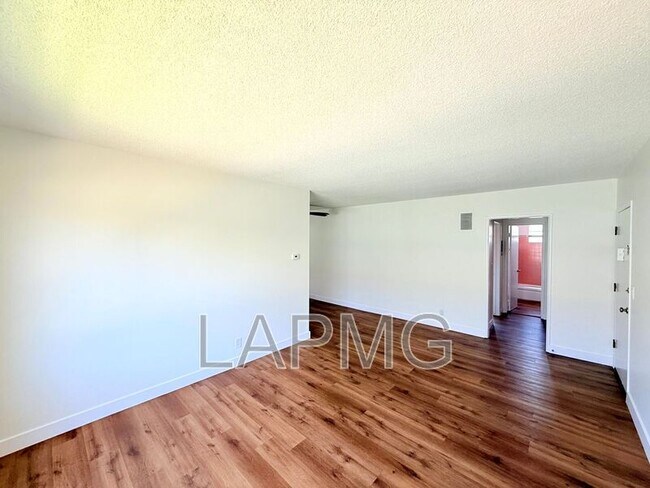 Foto del edificio - 233 N Hollywood Way