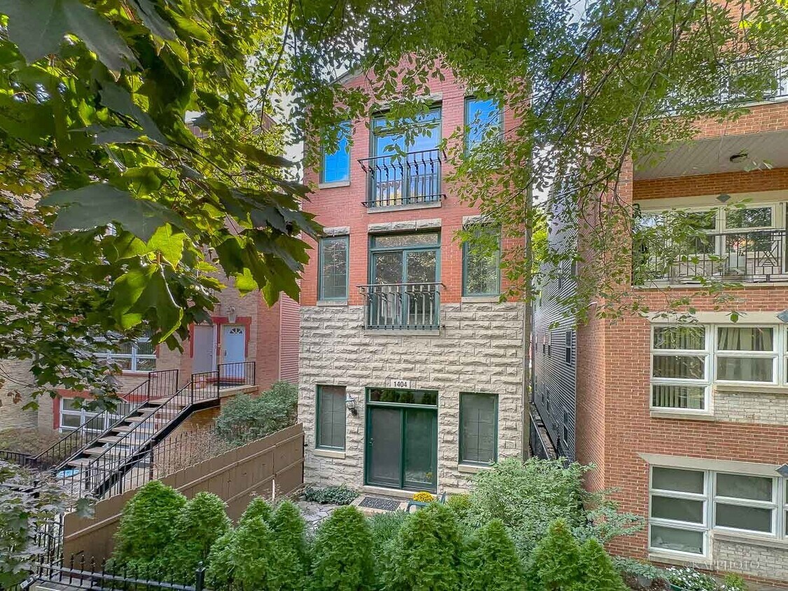 1404 N Mohawk St Unit 2, Chicago, IL 60610 Condo for Rent in Chicago