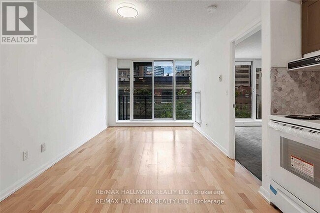 Building Photo - 111-111 Elizabeth St