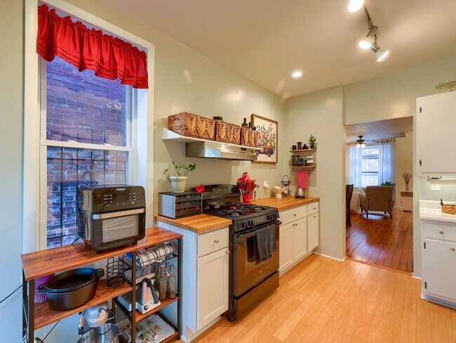 Foto del edificio - Charming 3 Bedroom Home in the Heart of Mi...